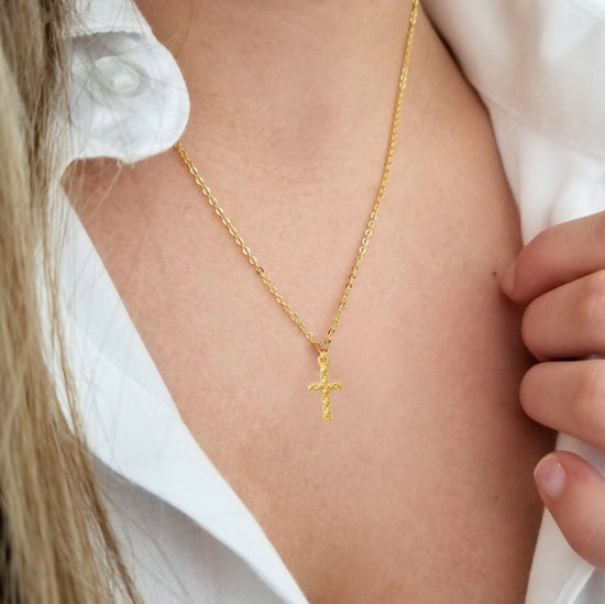 Textured Cross Pendant Necklace - Le Serey